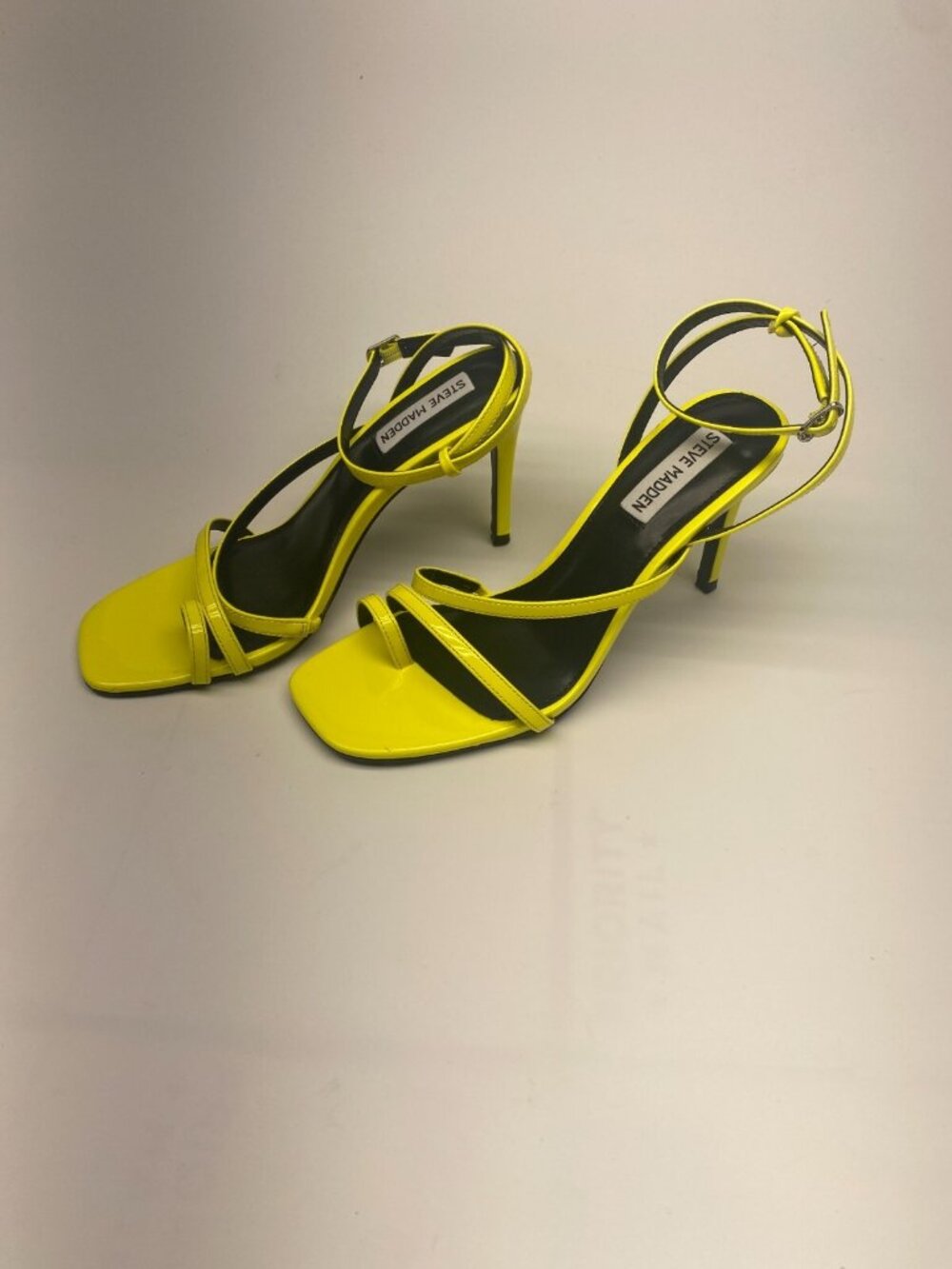 Steve Madden Womens Yellow Strap Patent Leather Square Toe Heel Sz 7.5